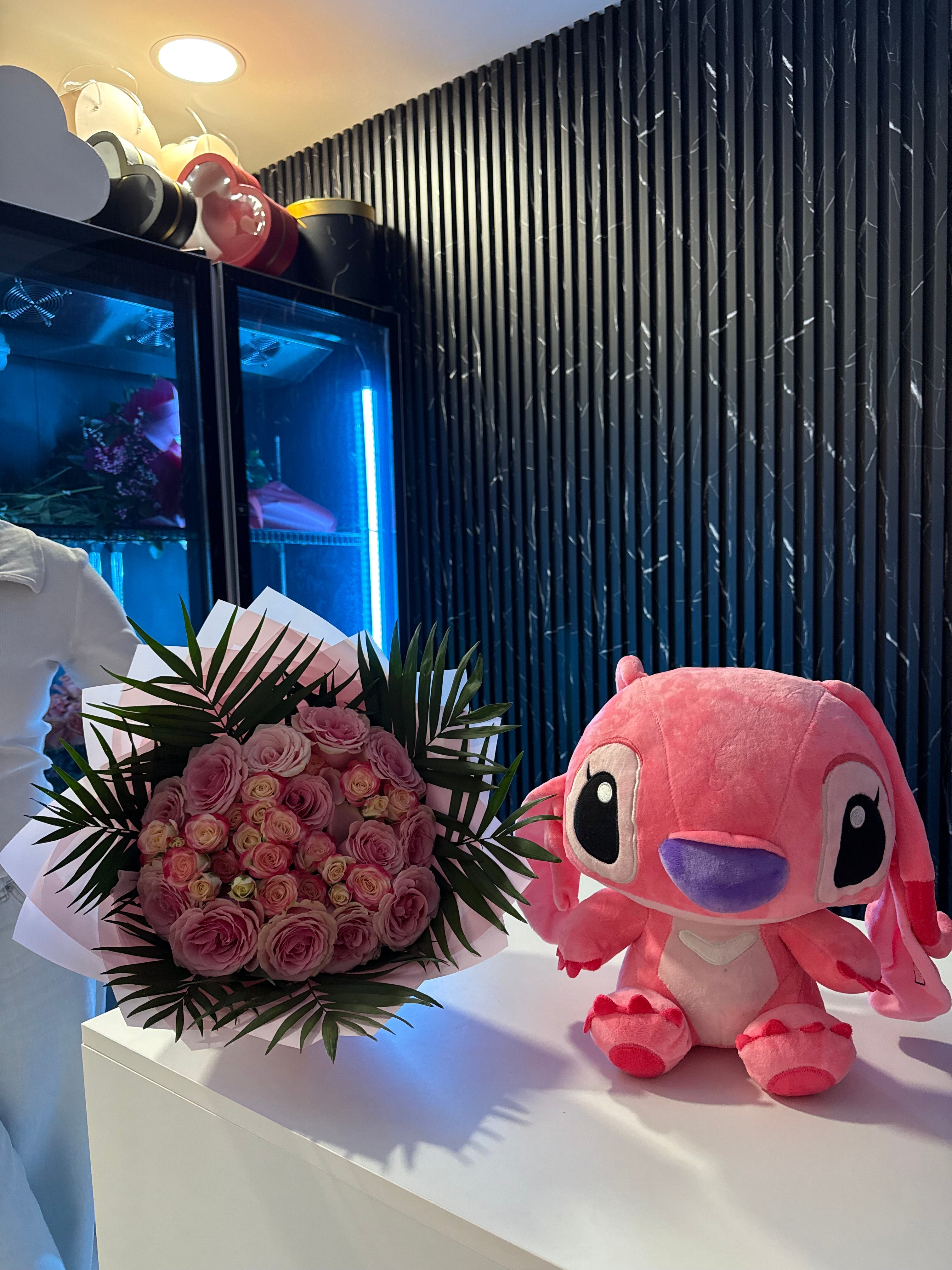 Stitch Rozë me Buqetë Trëndafilash!