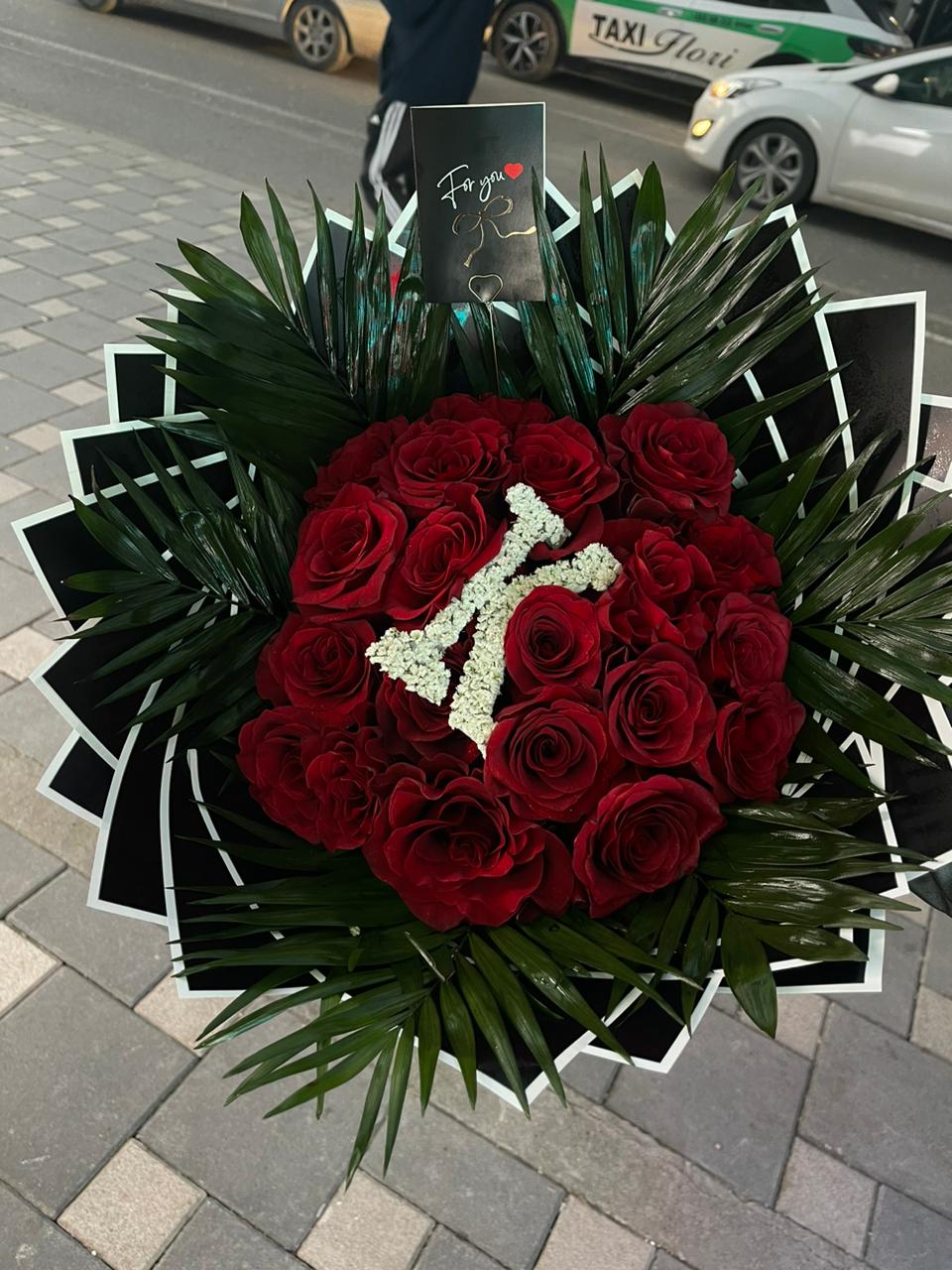 Buqetë me Trëndafila të Kuq & Inicial të Personalizuar!