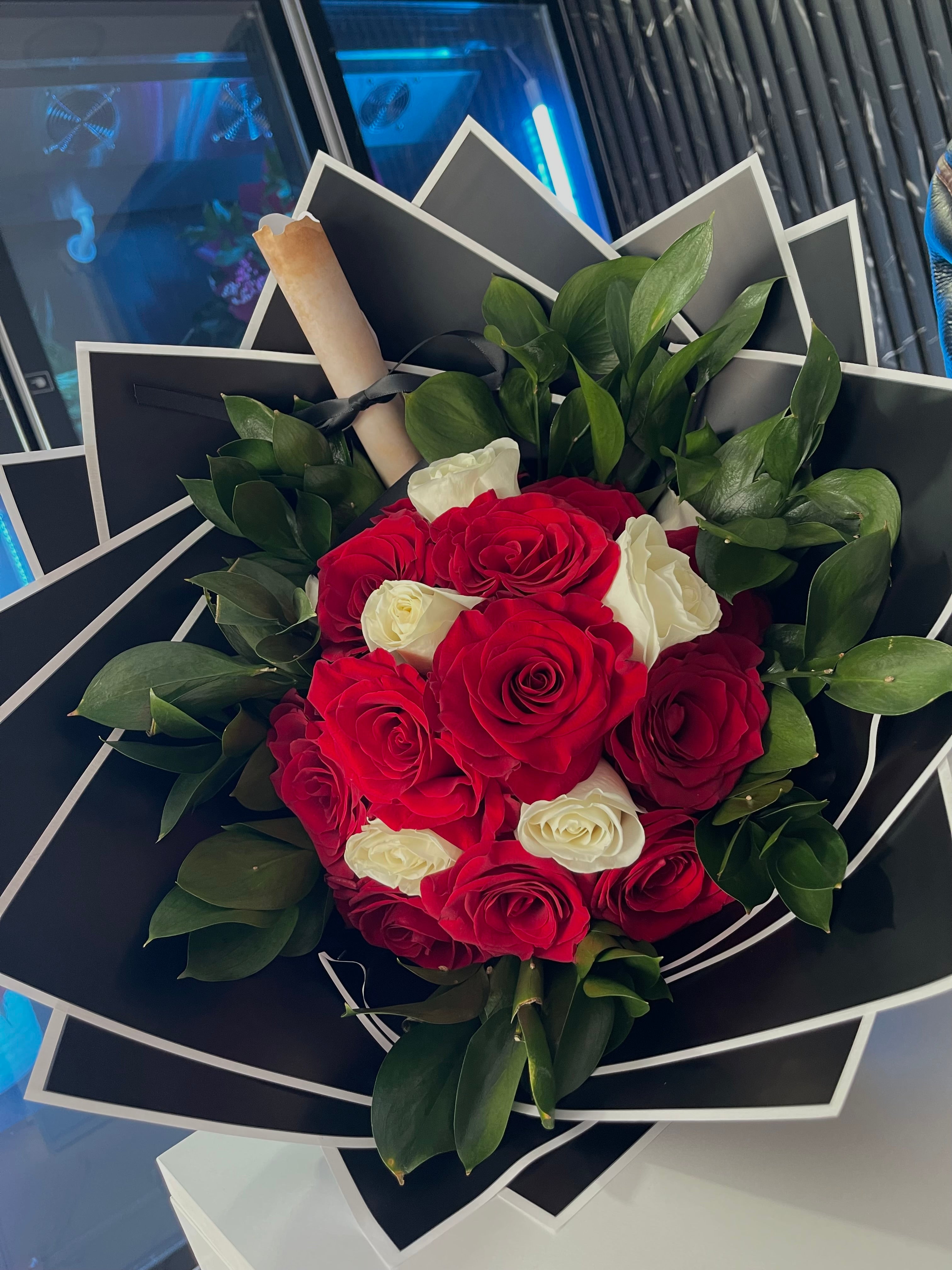 Buqetë me Trëndafila të Kuq & të Bardhë 🌹