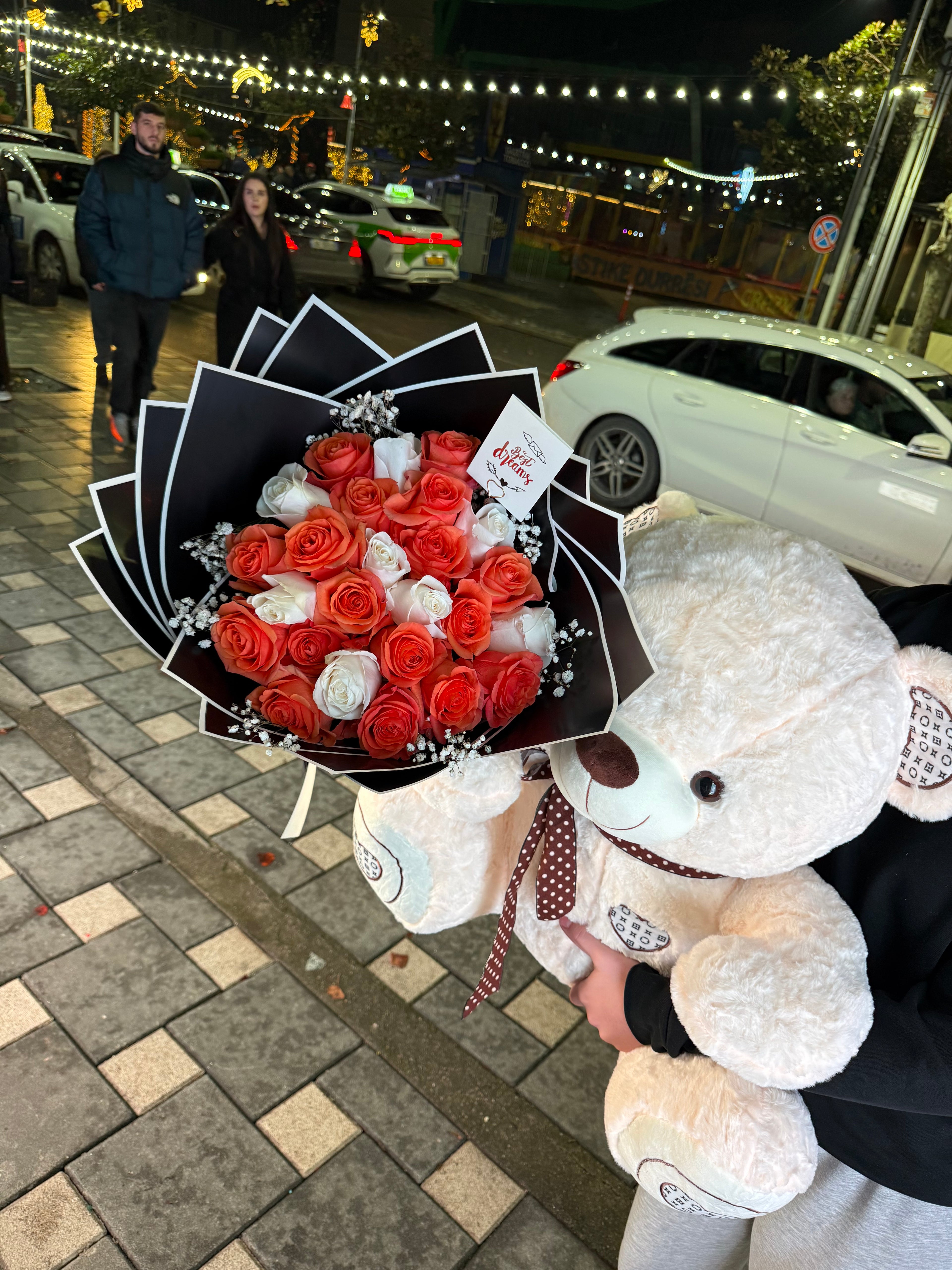 Arush & Buqetë me Trëndafila të Kuq dhe të Bardhë!