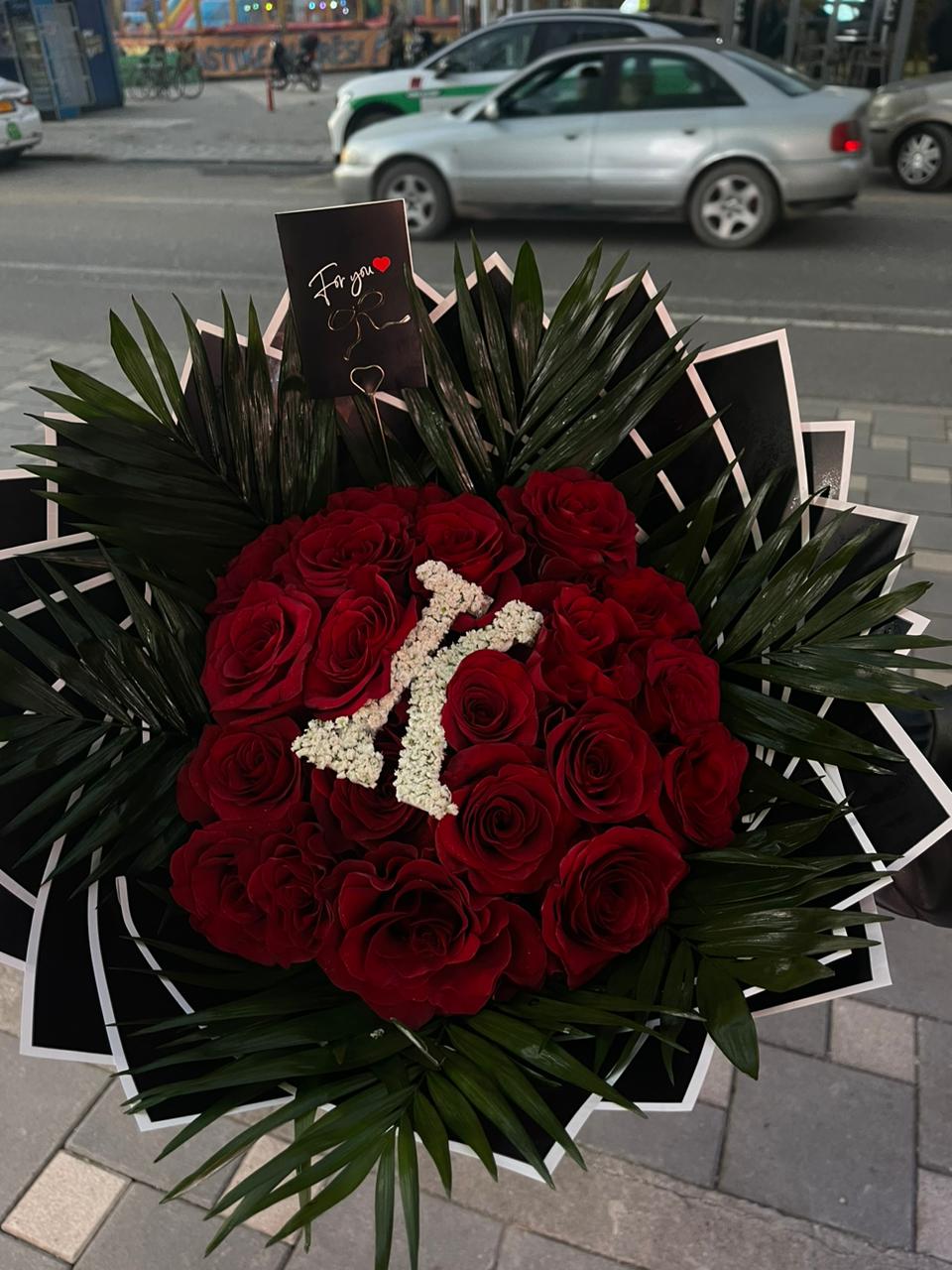 Buqetë me Trëndafila të Kuq & Inicial të Personalizuar!